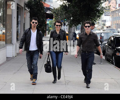 Joe Jonas et Nick Jonas ont déjeuner avec un ami à West Hollywood Los Angeles, Californie - 07.01.11 Banque D'Images