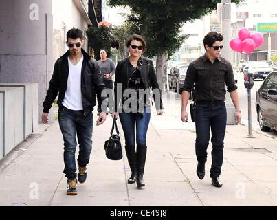 Joe Jonas et Nick Jonas ont déjeuner avec un ami à West Hollywood Los Angeles, Californie - 07.01.11 Banque D'Images