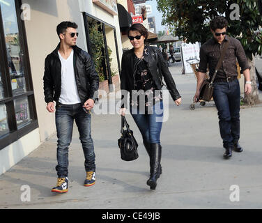 Joe Jonas et Nick Jonas ont déjeuner avec un ami à West Hollywood Los Angeles, Californie - 07.01.11 Banque D'Images