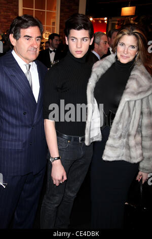 Peter Brant, Peter Brant Jr. et Stephanie Seymour Antiques Show Hiver 2011 party d'ouverture, tenue à l'Armory Park Avenue New York City, USA - 20.01.11 Banque D'Images