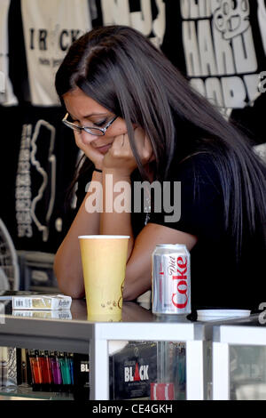 Sammi Giancola acteurs de MTV's 'Jersey Shore' travailler à la rive Store Seaside Heights, New Jersey - 27.08.10 Banque D'Images