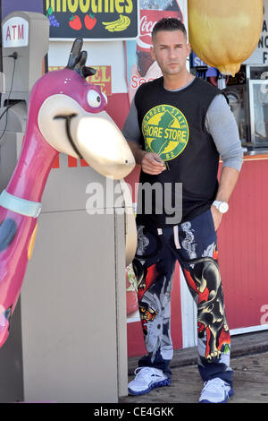 Michael Sorrentino aka la situation en utilisant les acteurs ATM de MTV's 'Jersey Shore' prendre une pause pour travailler à la rive Store Seaside Heights, New Jersey - 27.08.10 Banque D'Images