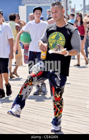 Michael Sorrentino aka la situation d'acteurs de MTV's 'Jersey Shore' prendre une pause pour travailler à la rive Store Seaside Heights, New Jersey - 27.08.10 Banque D'Images