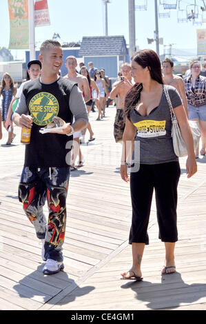 Michael Sorrentino aka la situation et Jenni Farley alias JWoww acteurs de MTV's 'Jersey Shore' prendre une pause pour travailler à la rive Store Seaside Heights, New Jersey - 27.08.10 Banque D'Images