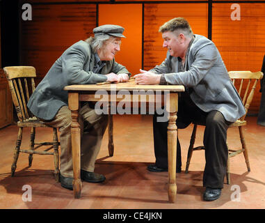 Patt et Tom Hickey courte répéter leurs rôles comme les garçons Josey et Mick dans la pièce 'Boss Grady's Boys' au Gaiety Theatre de Dublin, Irlande - 31.08.10. Banque D'Images