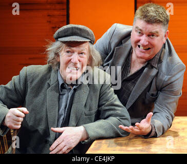 Patt et Tom Hickey courte répéter leurs rôles comme les garçons Josey et Mick dans la pièce 'Boss Grady's Boys' au Gaiety Theatre de Dublin, Irlande - 31.08.10. Banque D'Images