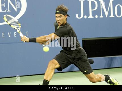 Rafael Nadal de l'Espagne bat l'Teymuraz Gabashvili de la Russie au cours de leur première série men's match simple sur la deuxième journée de l'US Open en 2010 à l'Arthur Ashe Stadium de l'USTA à Flushing Queens, New York City, USA - 31.08.10 Banque D'Images