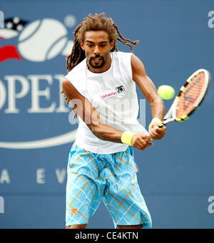 Dusitn Brown Andy Murray (GBR) est en concurrence contre Dustin Brown (JAM) au cours d'un match du tournoi le jour 5 de l'US Open 2010 à l'Arthur Ashe Stadium de l'USTA à Flushing, Queens. Murray gagne avec un score de 7-5 6-3 6-0. La ville de New York, USA - 03.09.10 Banque D'Images