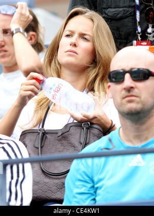 Kim Kim Sears Sears regarde son petit ami Andy Murray jouer. Andy Murray (GBR) est en concurrence contre Dustin Brown (JAM) au cours d'un match du tournoi le jour 5 de l'US Open 2010 à l'Arthur Ashe Stadium de l'USTA à Flushing, Queens. Murray gagne avec un score de 7 Banque D'Images