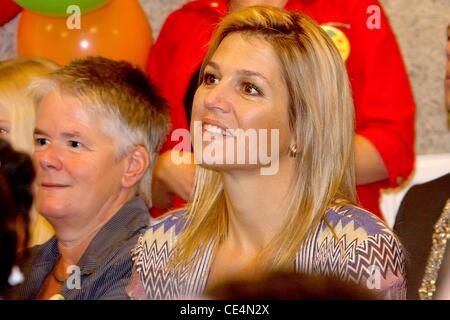 La princesse maxima des Pays-Bas visite Bavinck l'école pour aider les enfants à se préparer des boîtes à chaussures avec des fournitures scolaires pour les étudiants nécessiteux dans les pays du Tiers Monde, La Haye, Pays-Bas - 09.09.10 Banque D'Images