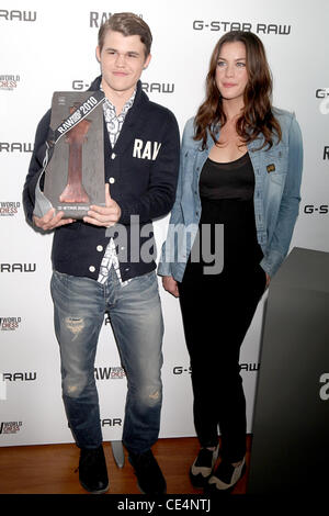 Magnus Carlsen, classée numéro un du joueur dans le monde et Liv Tyler G-Star Raw World Chess Challenge, qui a eu lieu à la Cooper Square Hotel New York City, USA - 10.09.10 Banque D'Images