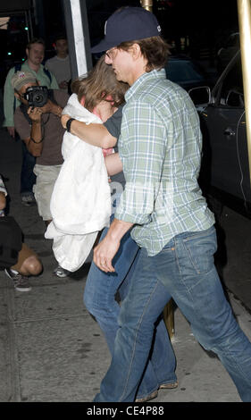 Tom Cruise et Katie Holmes de retour à la maison avec leurs enfants Suri et Connor New York City, USA - 06.09.10 Banque D'Images