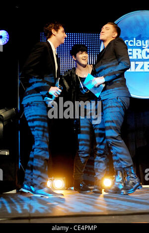 Jamie Smith, Romy Madley Croft et Oliver Sim de l'xx accepter leur victoire pour top album honneur 2010 Barclaycard Mercury Music Prize à l'hôtel Grosvenor House - à l'intérieur de Londres, Angleterre - 07.09.10 Banque D'Images