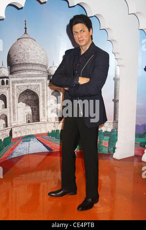 Shah Rukh Khan le dévoilement de cire de l'Indian film star Shah Rukh Khan chez Madame Tussauds New York. La ville de New York, USA - 12.08.10 Banque D'Images