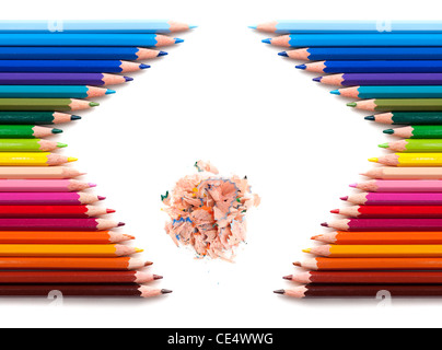 Deux groupes de crayons de couleur avec des copeaux de crayon à l'intérieur sur fond blanc Banque D'Images
