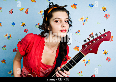 Curly girl playing guitare electro Banque D'Images