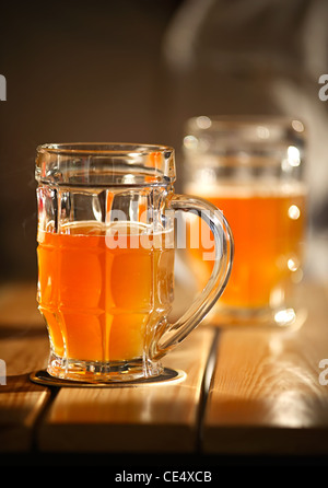 Deux verres sur la table en bois. Petite profondeur de champ Banque D'Images