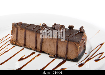 Gâteau au chocolat sur une plaque blanche arrosé de sauce au chocolat Banque D'Images