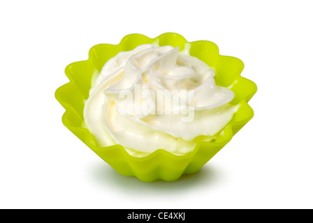 Partie de la crème fouettée sur fond blanc. Shallow DOF Banque D'Images