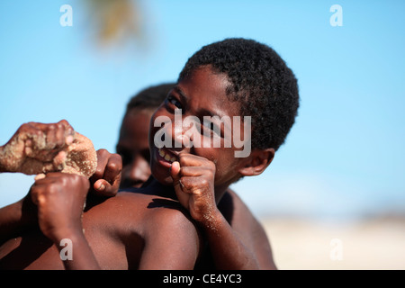 Deux garçons malgaches de l'ethnie Vezo dans la lutte contre la position avec les poings fermés, dans un village de pêcheurs, Morondava, Madagascar. Banque D'Images