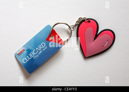 Clubcard Tesco attaché à porte-clés en forme de coeur isolé sur fond blanc Banque D'Images