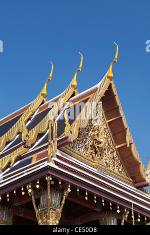 Détail de l'habitation du temple du Bouddha Émeraude dans l'enceinte du Grand Palais, le Wat Phra Kaeo, Bangkok, Thaïlande Banque D'Images