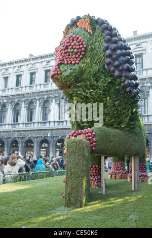 Une statue d'un lion faites de fruits et légumes se trouve au centre de la Place St Marc à Venise pour fêter le carnaval Banque D'Images