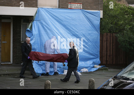 Le corps d'un garçon de 15 ans assassinés est retiré de la scène de crime dans le sud de Londres. Photo par James Boardman. Banque D'Images