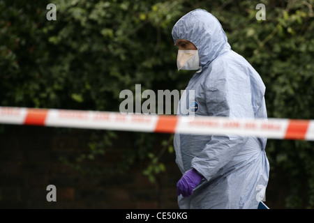 Scène de crime SOCO Officier sur les lieux d'une fusillade mortelle. Photo par James Boardman. Banque D'Images