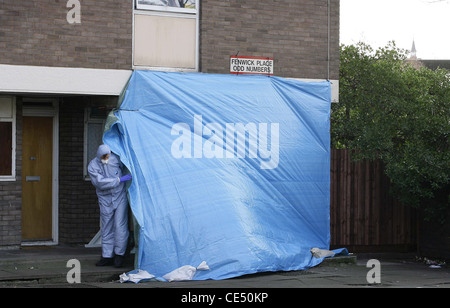 Scène de crime SOCO Officier sur les lieux d'une fusillade mortelle. Photo par James Boardman. Banque D'Images