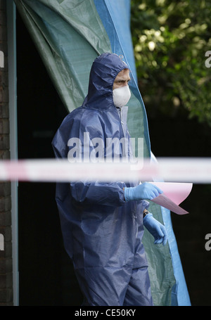 Scène de crime SOCO Officier sur les lieux d'une fusillade mortelle. Photo par James Boardman. Banque D'Images