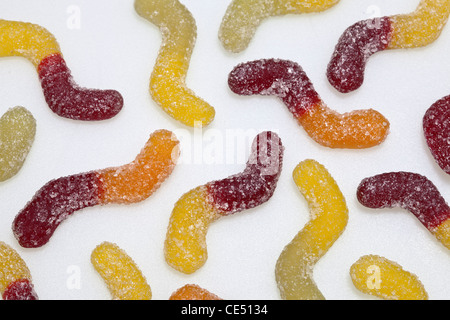 Les gommes de fruits aigres organique sous forme de Vers Sans gélatine Banque D'Images