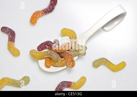 Les gommes de fruits aigres organique sous forme de Vers Sans gélatine Banque D'Images