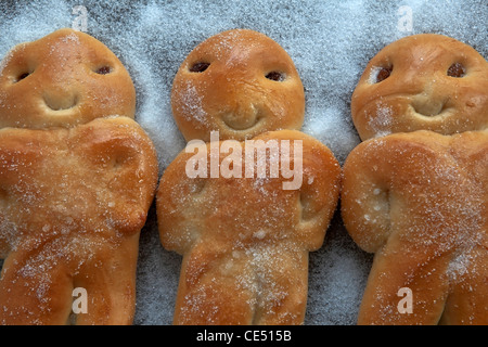 Grittibänz - la version suisse de la mare de la pâte avec les raisins secs et le sucre. Banque D'Images