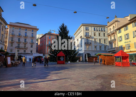 Piazza Riforma à Lugano, Tessin, Suisse pendant la saison de Noël avec Noël et les étals du marché de Noël Banque D'Images