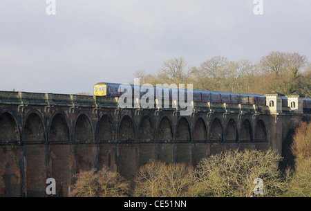 Un Londres à Brighton train voyage sur l'Ouse Valley viaduc. Photo par James Boardman. Banque D'Images