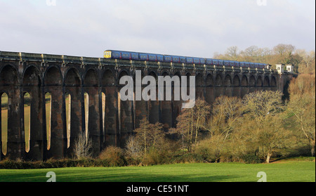 Un Londres à Brighton train voyage sur l'Ouse Valley viaduc. Photo par James Boardman. Banque D'Images