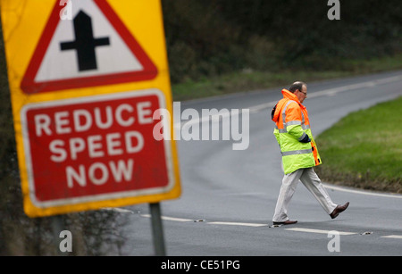 Un enquêteur de la circulation routière une zone de mesures ont été un accident routier mortel s'est produit. Photo par James Boardman. Banque D'Images