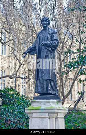 Londres, Westminster Statue d'Emmeline Pankhurst à Victoria Tower Gardens Janvier 2012 Banque D'Images