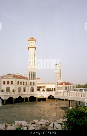 La mosquée flottante islamique Masjid Terapung de Tanjung Bungah dans l'île de Penang en Malaisie en Extrême-Orient Asie du sud-est. L'architecture musulmane de l'Islam Banque D'Images