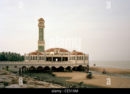 La mosquée flottante islamique Masjid Terapung de Tanjung Bungah dans l'île de Penang en Malaisie en Extrême-Orient Asie du sud-est. L'architecture musulmane de l'Islam Banque D'Images