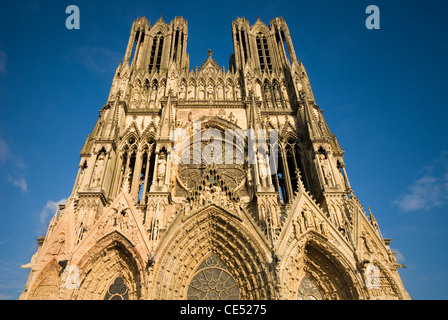 La façade de la cathédrale Notre-Dame de Reims (Reims) Cathédrale, France Banque D'Images