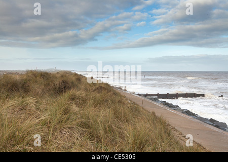 Des vagues à marée haute Eccles-on-Sea, Norfolk, UK Banque D'Images