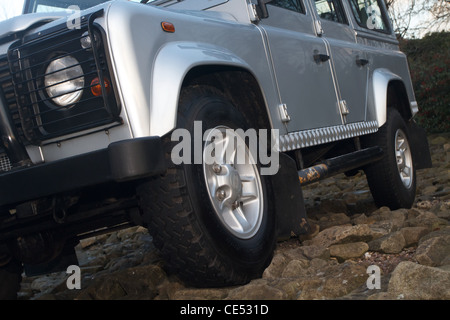 Land Rover Defender sur terrain rocailleux Banque D'Images