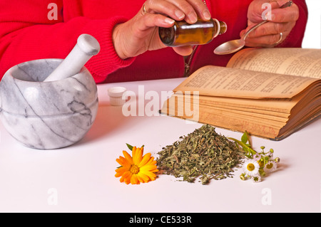 Woman taking herbal gouttes Banque D'Images