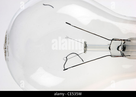 L'ampoule électrique endommagé, déchiré, filament incandescent. Banque D'Images