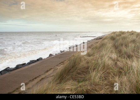 Des vagues à marée haute Eccles-on-Sea, Norfolk, UK Banque D'Images