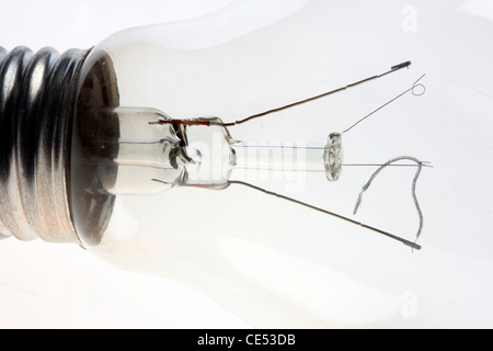 L'ampoule électrique endommagé, déchiré, filament incandescent. Banque D'Images