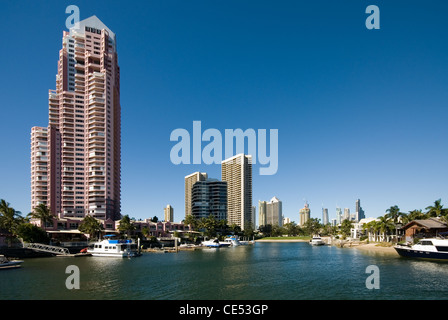 Appartement de luxe maisons et des immeubles sur un canal à Surfers Paradise, Queensland, Australie Banque D'Images