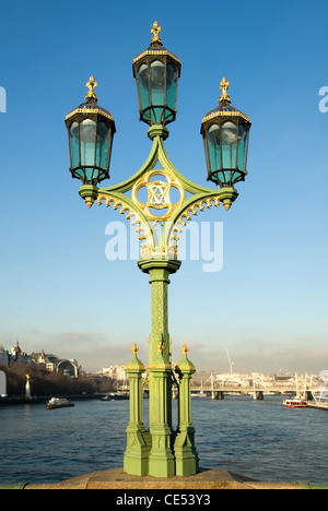 Une lumière de rue sur le pont de Westminster, Londres, Angleterre Banque D'Images